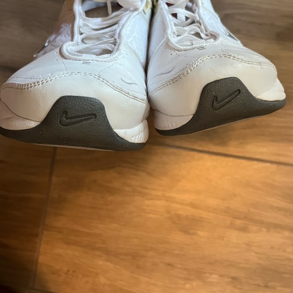 Nike shoes - Picture 6 of 11